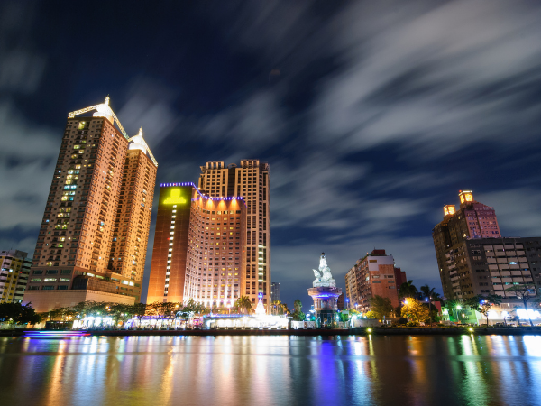 買一送一 海路空玩高雄旗津.船游愛河，崗山之眼三日