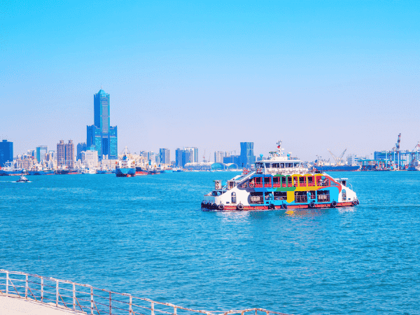 買一送一 海路空玩高雄旗津.船游愛河，崗山之眼三日