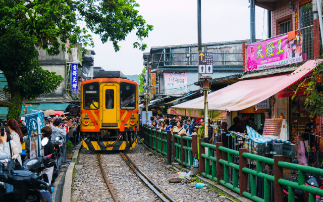最美山城鐵道~三貂嶺生態隧道、平溪小鎮、十分瀑布、靜安吊橋一日