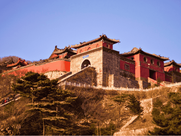 台中出發-山東泰山之巔-琅琊國士悍山河 漫遊台兒莊 饕餮海鮮盛宴五星萬豪八日